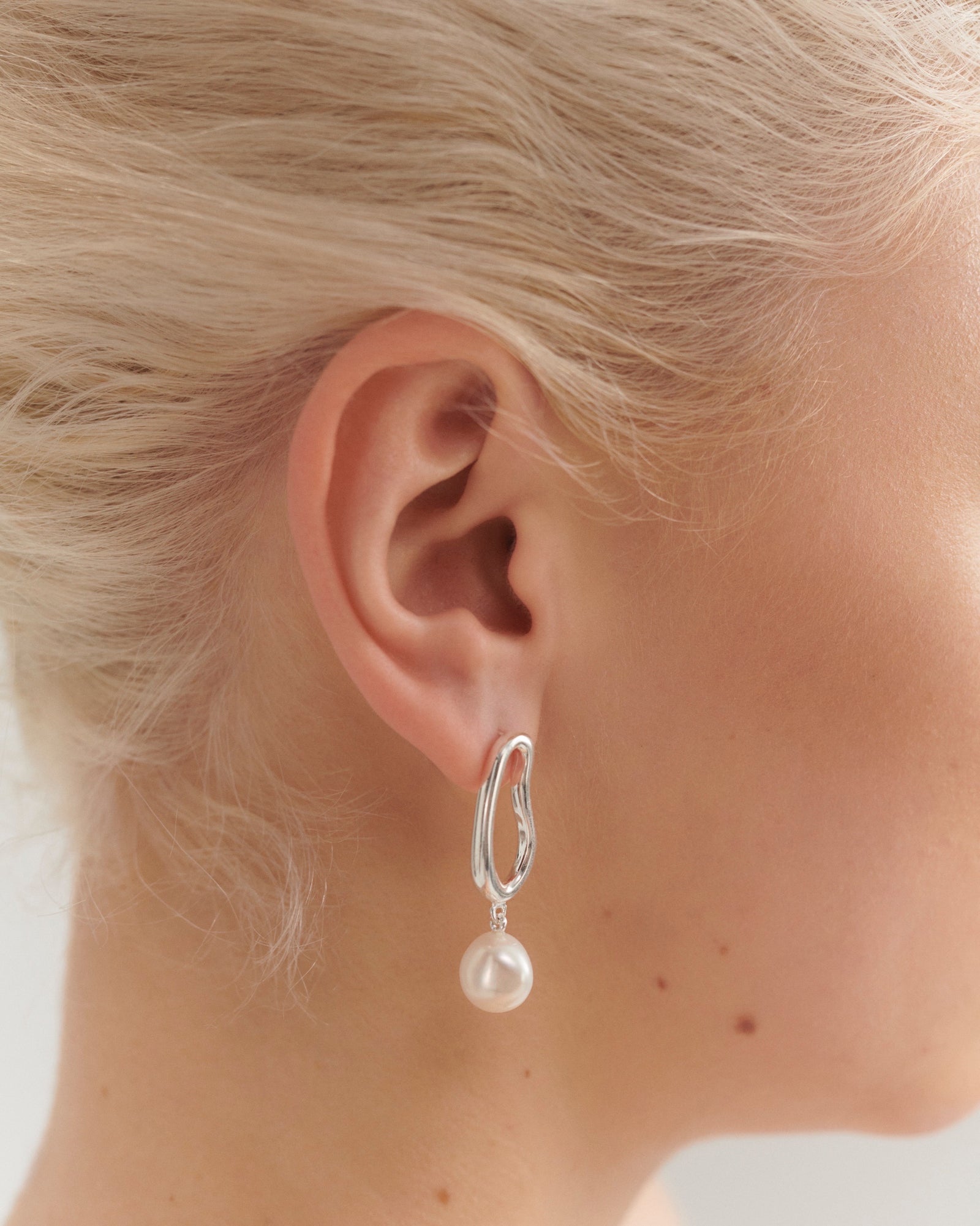 MILA EARRINGS - PEARLS